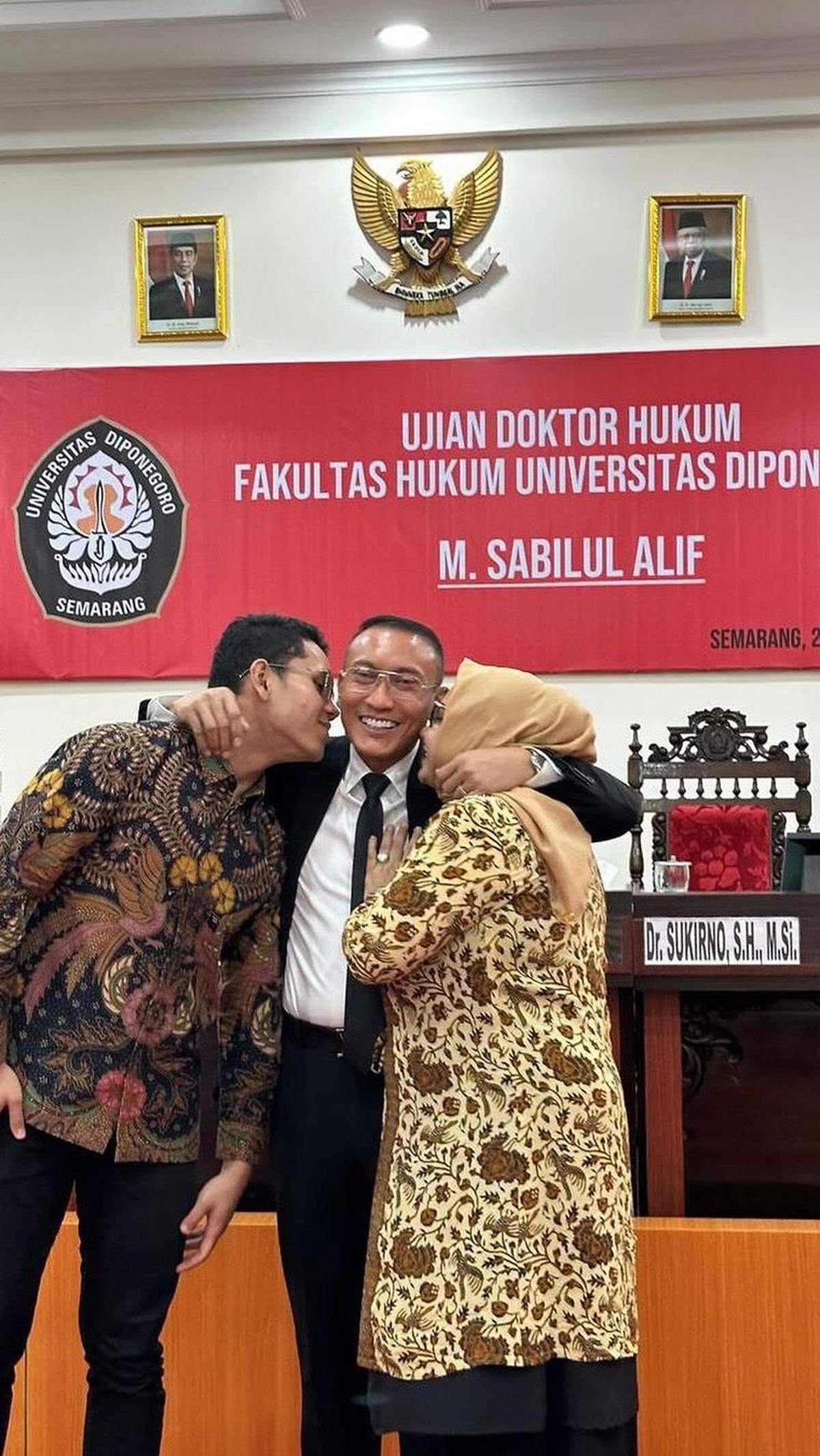 Rasa bahagia dan bangga begitu dirasakan oleh Sabilul. Namun Ia tidak mau merasakan kebahagiaan itu sendiri.