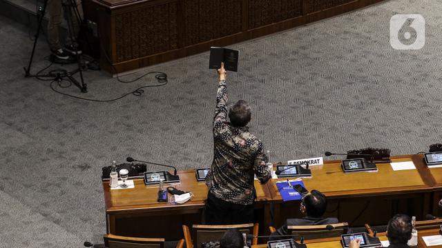 FOTO: Diwarnai Aksi Walk Out, DPR Sahkan RUU Omnibus Law Cipta Kerja Jadi Undang-Undang