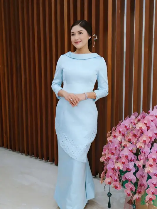 Erina Gudono terlihat elegan dengan setelan baju kurung dan rok panjang baby blue. Rambut panjangnya di updo rapi dengan tusuk konde yang simple [@erinagudono]