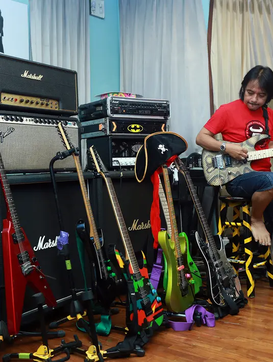 Gitaris GIGI, Dewa Budjana saat proses pembuatan single 'Gerbang Rahmat' di Base Camp GIGI, kawasan Cilandak, Jakarta Selatan, Senin (9/5/2016) malam. (Andy Masela/Bintang.com)