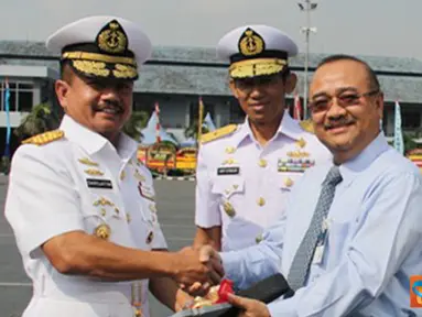 Citizen6, Jakarta: Pangkolinlamil Laksda TNI S.M. Darojatim, menerima satu unit mobil ambulance dari Senior Vice Presiden Bank Mandiri Budi J. Siahaan, yang merupakan hibah dari PT. Bank Mandiri Tbk. kepada Kolinlamil. (Pengirim: Kadispen Kolinlamil).