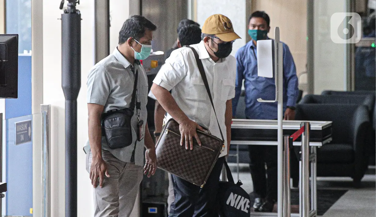 Wakil Ketua DPRD Provinsi Jawa Timur Sahat Tua Simanjuntak yang terjaring operasi tangkap tangan (OTT) tiba di Gedung Merah Putih KPK, Jakarta, Kamis (15/12/2022). Sahat mengenakan kemeja putih dan celana hitam. Ia juga tampak membawa tas berisi baju. (Liputan6.com/Faizal Fanani)