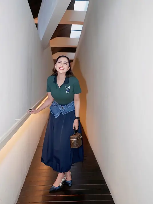 Namun, yang menjadi sorotan adalah tas Louis Vuitton Nice Vanity yang ia bawa. Tas berbahan kanvas khas monogram ini dikenal dengan desainnya yang klasik namun mewah. Dengan harga fantastis mencapai Rp49,5 juta menurut situs resminya, tas ini semakin melengkapi aura elegan Ashanty di hari istimewanya. [@ashanty_ash].