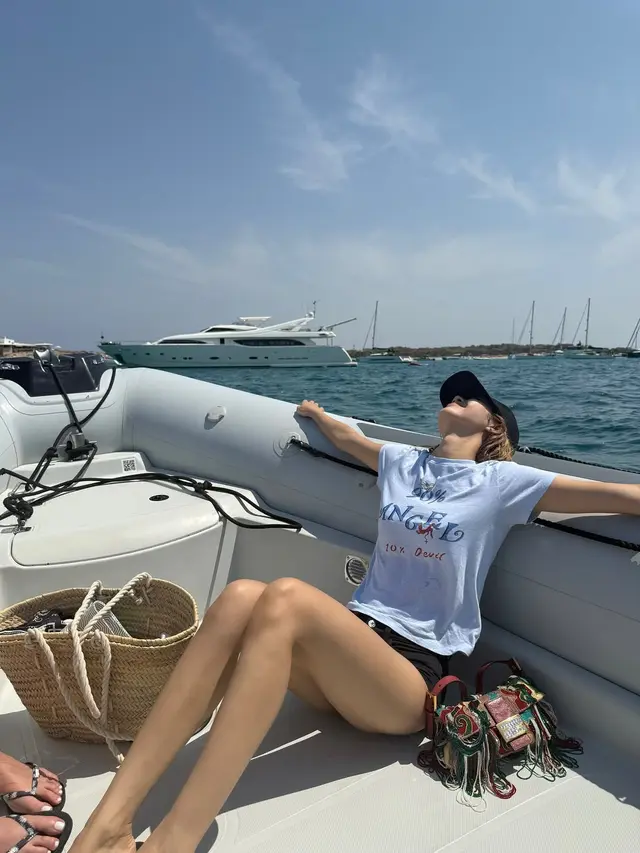 Potret Lisa BLACKPINK Nikmati Udara Pantai Eropa dengan Gaya Minimalis Budget Maksimalis, Ada Tas Hermes hingga Tas Tomat