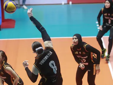 Tim putri Jakarta Popsivo Polwan sukses menjuarai putaran pertama PLN Mobile Proliga 2024 setelah meraih hasil sempurna tak terkalahkan dalam 6 laga. Jakarta Electric PLN menjadi tim keenam yang menjadi korban kesempurnaan Irina Voronkova dkk setelah takluk 1-3 (23-25, 21-25, 25-19 dan 15-25) dalam laga seri keempat putaran pertama di GOR Tri Dharma Petrokimia, Gresik, Jawa Timur, Kamis (16/5/2024). Dengan meraih gelar juara putaran pertama PLN Mobile Proliga 2024, Popsivo Polwan berhak atas hadiah uang pembinaan senilai Rp30 juta. (Dok. PBVSI)