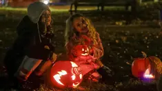 Anak-anak berfoto dengan labu yang diukir dalam Parade Labu tahunan ketiga di Nelson Park di Vancouver, British Columbia, Kanada, pada 1 November 2020. (Xinhua/Liang Sen)