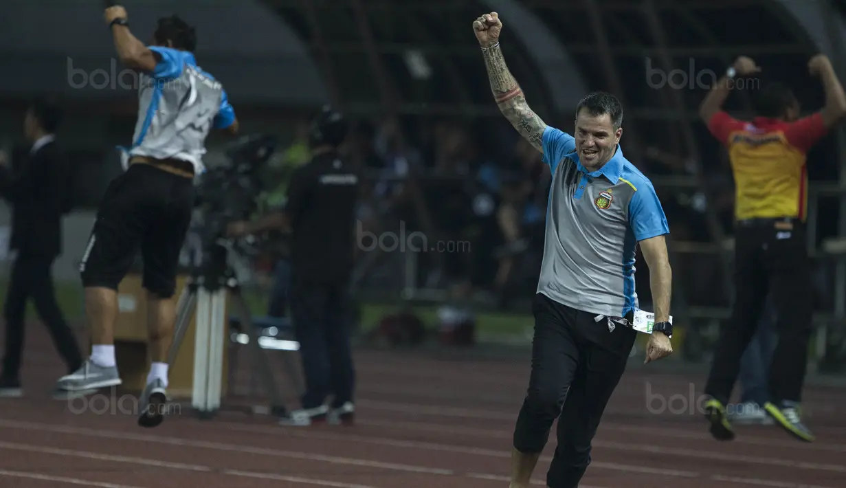 Pelatih Bhayangkara FC, Simon McMenemy, merayakan kemenangan atas Bali United pada laga Liga 1 Indonesia di Stadion Patriot, Bekasi, Jumat (29/9/2017). Bhayangkara menang 3-2 atas Bali. (Bola.com/Vitalis Yogi Trisna)
