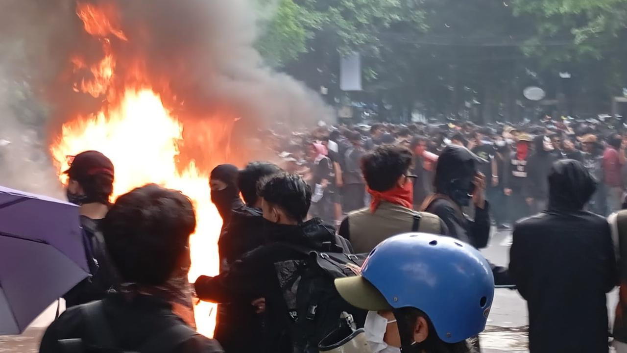 Demo soal UU TNI di Bandung Berakhir Ricuh, Massa & Polisi Saling Kejar, Wartawan jadi Korban Pemukulan