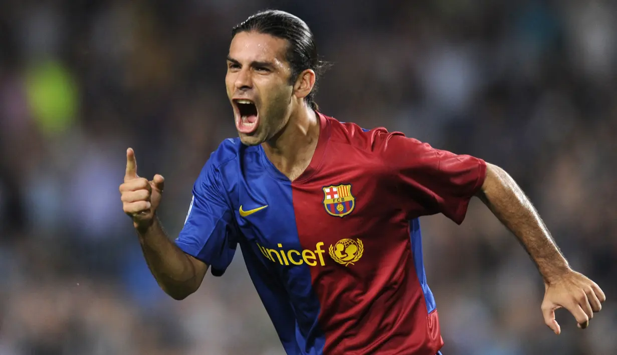 Rafael Marquez. Bek tengah Meksiko yang kini berusia 43 tahun dan telah pensiun pada Juli 2018 bersama Atlas, klub Meksiko di awal kariernya, tercatat total menerima 21 kartu merah sepanjang karier sepak bolanya. Selama karier profesionalnya mulai 1996 hingga 2018 ia total membel 6 klub, di antaranya adalah AS Monaco dan Barcelona. Saat ini ia baru saja diberi kepercayaan menjadi manajer tim Barca Atletic sejak Juli 2022. (AFP/Lluis Gene)
