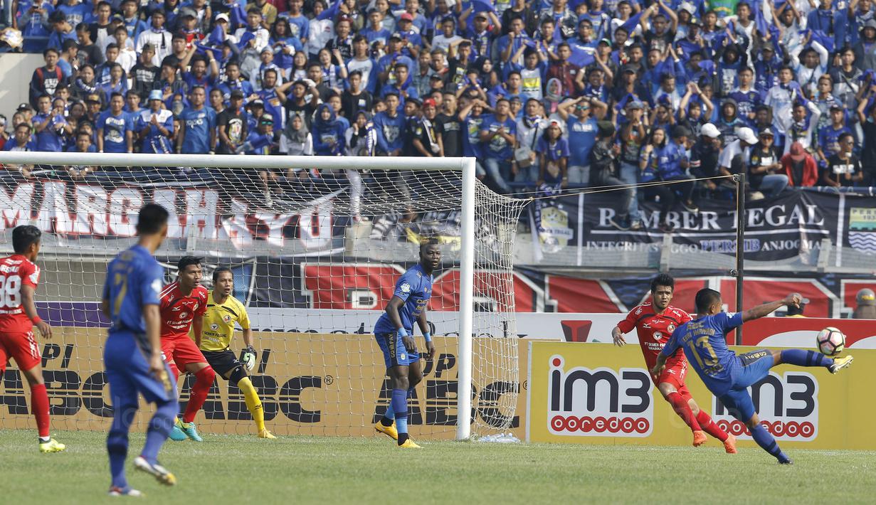 Gelandang Persib, Febri Hariyadi, melepaskan tendangan ke gawang Semen Padang pada laga Liga 1 Indonesia di Stadion Si Jalak Harupat, Bandung, Sabtu, (9/9/2017). Persib ditahan imbang 2-2 oleh Semen Padang. (Bola.com/M Iqbal Ichsan)