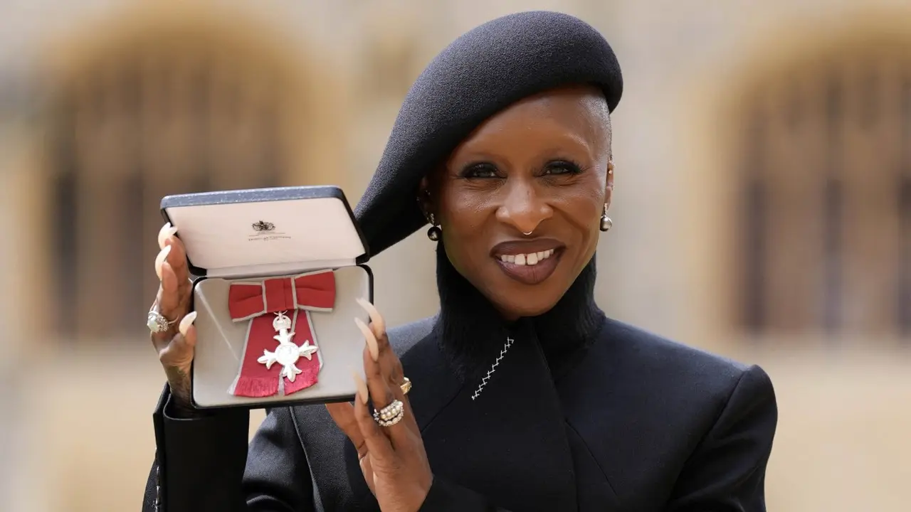 Tampilan Serba Hitam Cynthia Erivo Terima Gelar Kehormatan dari Kerajaan Inggris