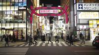 Orang-orang berjalan di sekitar lingkungan Shinjuku Tokyo, Kamis (7/1/2021). Pemerintah Jepang kembali memberlakukan status keadaan darurat Virus Corona COVID-19 untuk Tokyo, Kanagawa, Saitama, dan Chiba.  (AP Photo/Hiro Komae)