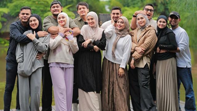 8 Potret Geng Artis Irish Bella Piknik di Bandung, Romantis Bareng Pasangan