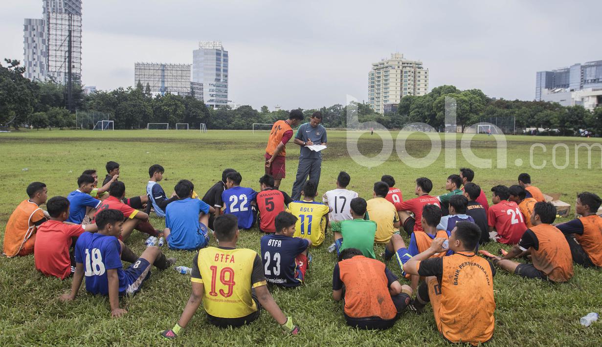 Asisten pelatih Timnas Indonesia U-19, Djarot Supriadi, memberikan pengarahan saat memantau seleksi Timnas Indonesia U-19 di Lapangan Aldiron, Jakarta, Kamis (23/2/2017). (Bola.com/Vitalis Yogi Trisna)