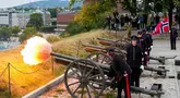 Angkatan Bersenjata Norwegia memberikan penghormatan kepada Raja Harald V melalui tembakan salvo kehormatan sebanyak 21 kali dari Benteng Akershus di Oslo Norwegia, Jumat, 28 Agustus 2026. (AFP/ NTB/ Fredrik Varfjell)