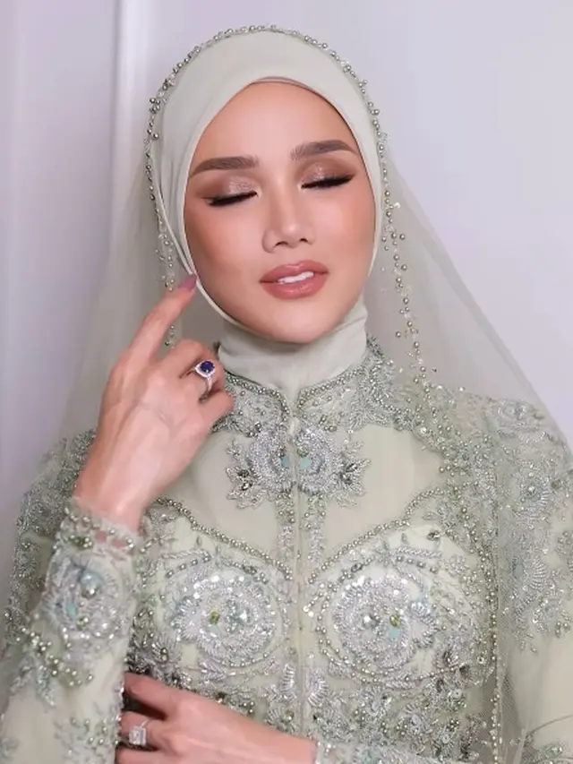 Detail Kebaya Mulan Jameela dengan Hijab Lapis Transparan Mewah di Akad Nikah Al Ghazali (Foto: Instagram @rezaazrumakeup)