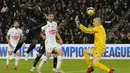 PSG baru berhasil menyamakan skor 1-1 di babak kedua pada menit ke-69. Tandukan dari Danilo Pereira usai menerima umpan Kylian Mbappe tidak mampu diantisipasi kiper Angers, Paul Bernardoni. (AP/Francois Mori)