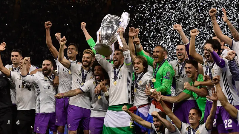 Momen Pemain Real Madrid Angkat Trofi Liga Champion