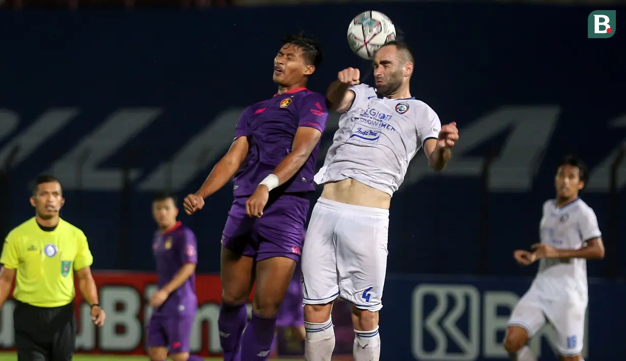 Pada akhirnya tak ada lagi gol yang tercipta sampai waktu tambahan selama tiga menit habis. Persik Kediri pun ditumbangkan oleh Arema FC dengan skor 2-3. (Bola.com/Bagaskara Lazuardi)