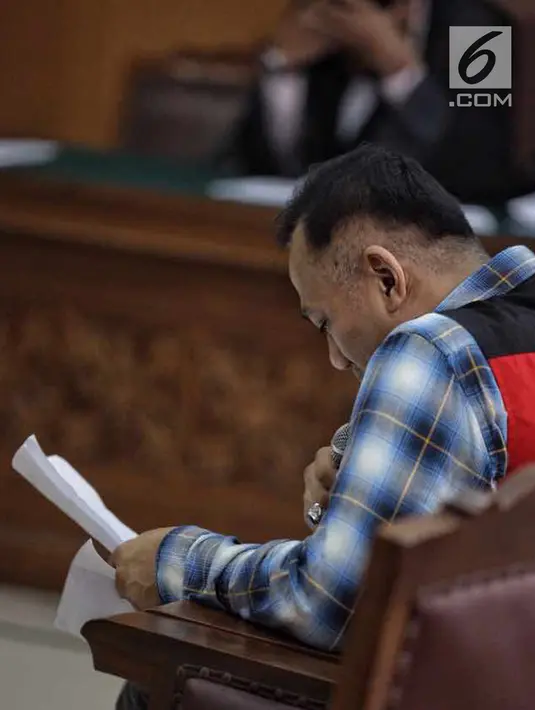 Aktor Tio Pakusadewo membacakan pledoi dalam sidang lanjutan kasus narkoba di Pengadilan Negeri Jakarta Selatan, Kamis (28/6). Tio membacakan langsung nota pembelaan dalam persidangan. (Liputan6.com/Faizal Fanani)