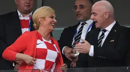 Presiden Kroasia, Kolinda Grabar-Kitarovic dan  Presiden FIFA, Gianni Infantino menyaksikan perempat final Piala Dunia 2018 di Fisht Stadium, Sabtu (7/7). Kolinda terlihat memakai jersey kebanggaan Kroasia berwarna merah putih, (AFP/Kirill KUDRYAVTSEV)