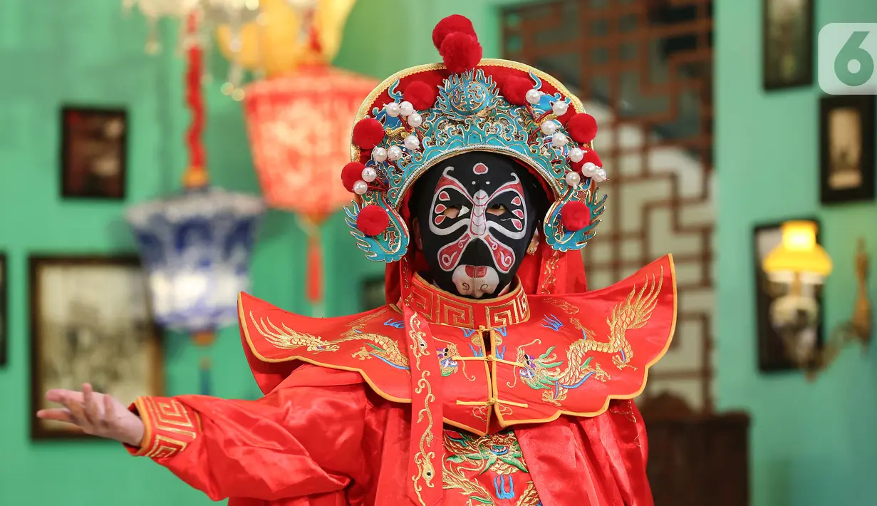 Tarian tradisional China menyambut Tahun Baru Imlek di Lippo Mall Puri, Jakarta, Rabu (15/1/2020). Menyambut Tahun Baru Imlek Lippo Malls Indonesia menghadirkan rangkaian kegiatan dengan tema The Great Lunar New Year hingga 2 Februari 2020. (Liputan6.com/Fery Pradolo)