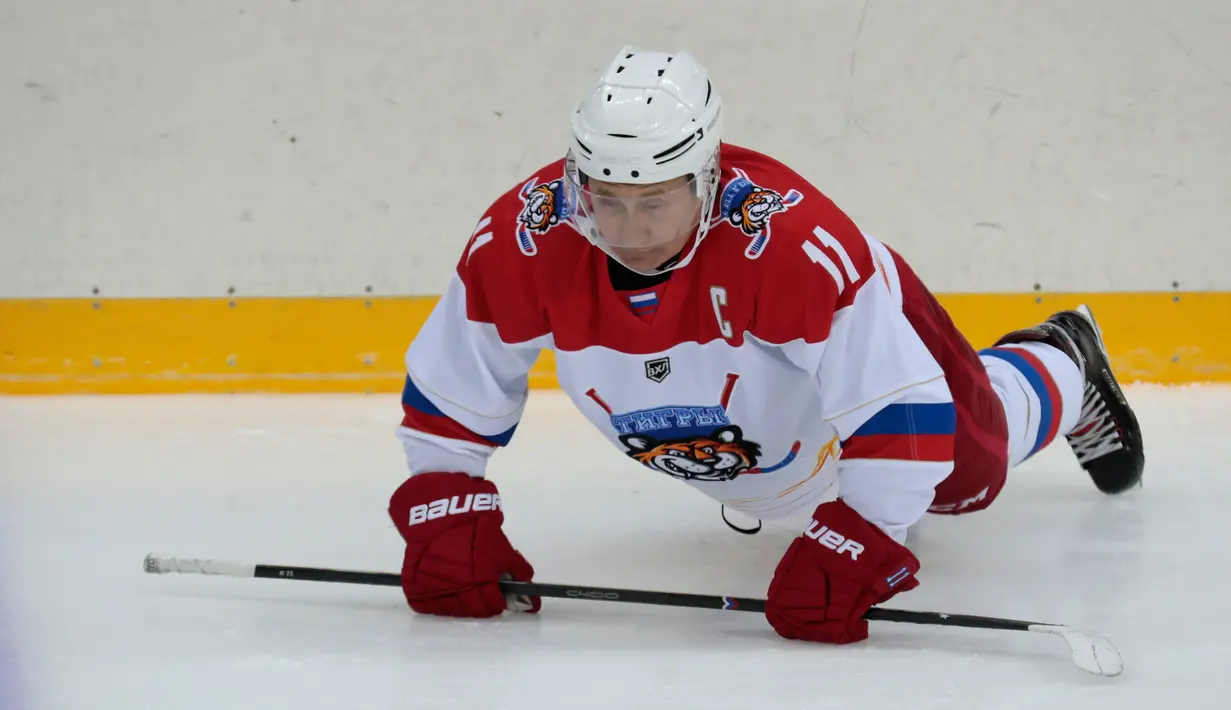 Presiden Rusia Vladimir Putin melakukan pemanasan sebelum bermain hoki es di Shayba Arena, Resor Laut Hitam Sochi, Rusia, (15/2). (Sergei Chirikov / Pool / AFP)