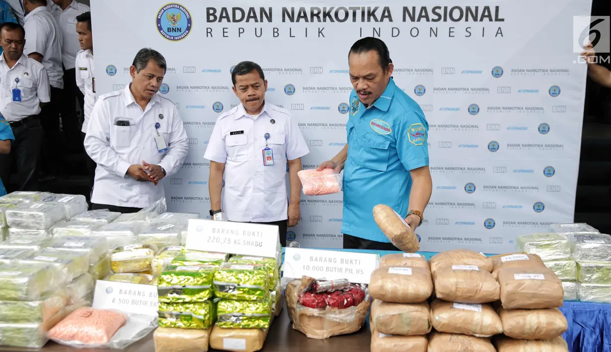 Deputi Pemberantasan BNN Pusat, Irjen Arman Depari memeriksa barang bukti kasus peredaran narkotika di Kantor BNN, Jakarta, Kamis (9/11). BNN kembali membongkar sindikat narkoba yang terafiliasi dengan jaringan di Malaysia. (Liputan6.com/Faizal Fanani)