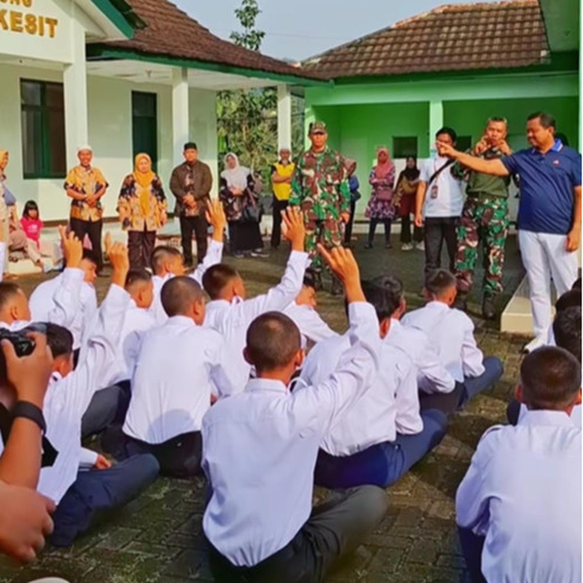 Siswa di Sumedang dibina di barak militer