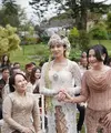 Zee Asadel tampil bak pengantin Sunda, sementara Prilly Latuconsina bagai bridesmaid. [@risa_saraswati].