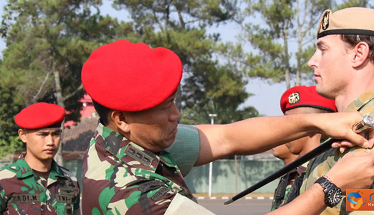 Citizen6, Bandung: Danpusdikpassus Kopassus, Kolonel Infantri I Nyoman Cantiasa sedang memasang tanda peserta Latihan Bersama Dawn Komodo XII/2012 di Pusdikpassus, Batujajar Bandung, Selasa (4/9). (Pengirim: Pen Kopassus).