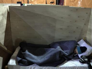 Seorang pria tidur di tempat penampungan pemerintah untuk tunawisma, di Asuncion, Paraguay, Jumat (2/7/2021). Menurut direktur National Emergency Office, jumlah tunawisma telah meningkat di tengah pandemi virus corona COVID-19. (Ap Photo/Jorge Saenz)