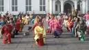 Masyarakat saat mengikuti flashmob Tari Cokek di kawasan Kota Tua, Jakarta, Minggu (18/8/2019). Kegiatan ini digelar dalam rangka memeriahkan perayaan HUT ke-74 Republik Indonesia sekaligus melestarikan tari asal Betawi tersebut. (merdeka.com/Iqbal S. Nugroho)