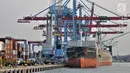 Kapal mengangkut peti kemas dari JICT, Tanjung Priok, Jakarta, Selasa (6/11). Berdasarkan data BPS, pertumbuhan ekspor kuartal III/2018 mencapai 7,7 persen, berbanding jauh dengan kuartal III/2017 sebesar 17,26 persen. (Merdeka.com/ Iqbal S. Nugroho)