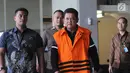 Wali Kota Pasuruan Setiyono usai menjalani pemeriksaan penyidik KPK di Gedung KPK, Jakarta, Jumat (5/10). KPK menduga proyek-proyek di Pasuruan diatur Setiyono melalui 3 orang dekatnya yang dikenal dengan sebutan Trio Kwek-Kwek. (Merdeka.com/Dwi Narwoko)