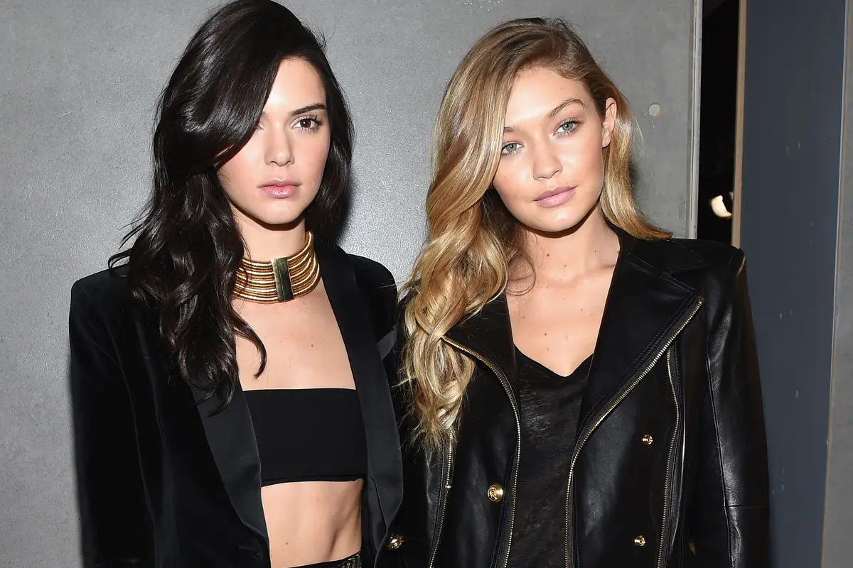 [Bintang] Best Friend Goals! Tips Padu-padan Gaya Athleisure Gigi Hadid-Kendall Jenner yang Super Attractive