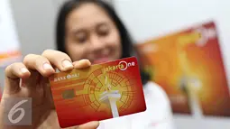 Petugas menunjukkan kartu Jakarta One di Jakarta, Kamis (2/6). Kartu Jakarta One bisa untuk membayar BPJS, rumah susun, bus Transjakarta dan pembelian barang-barang di supermarket. (Liputan6.com/Immanuel Antonius)