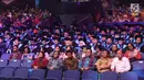 Direktur Utama Indosiar Imam Sudjarwo (baris depan, kedua kiri) bersama jajarannya saat menghadiri Sidang Senat Terbuka Wisuda ATVI ke-X di Jakarta, Kamis (7/12). (Liputan6.com/Angga Yuniar)