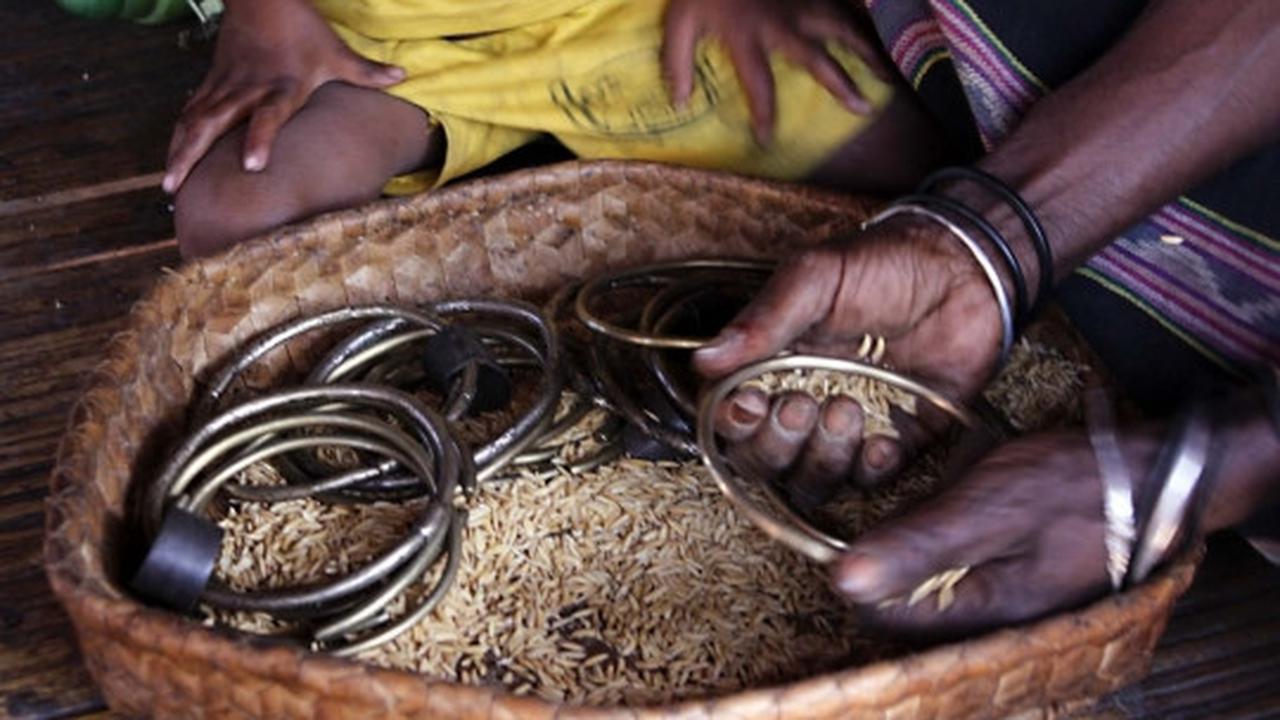 Mengenal Lasing, tradisi mengilaukan gelang kuningan khas Suku Abui