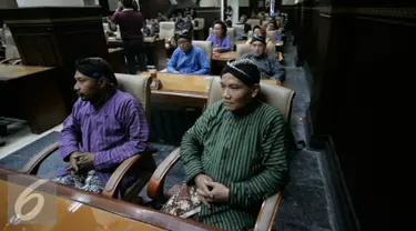 Sejumlah anggota parlemen dan instansi pemerintahan berbusana tradisoinal saat mengikuti sidang paripurna di Gedung DPRD ,DIY, (31/8). Pemakaian busana tradisional untuk memperingati HUT keistimewaan Yogyakarta ke 4. (Liputan6.com/Boy Harjanto)