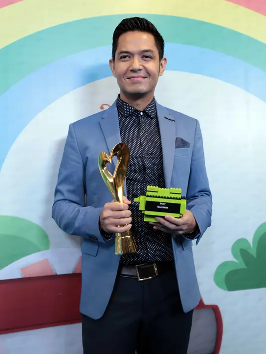 "Jadi, enggak ada rahasianya, cuman ya jangan berhenti belajar aja. Ini belum ada apa-apanya lah," kata Dude di acara Mom & Kids Awards 2016, MNC Tower, Kebon Jeruk, Jakarta Barat, Senin (19/12). (Deki Prayoga/Bintang.com)