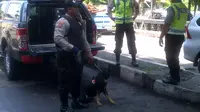 Polisi memeriksa Gereja Katedral Semarang yang sempat diancam bom‎. (Liputan6.com/Edhie Prayitno Ige)