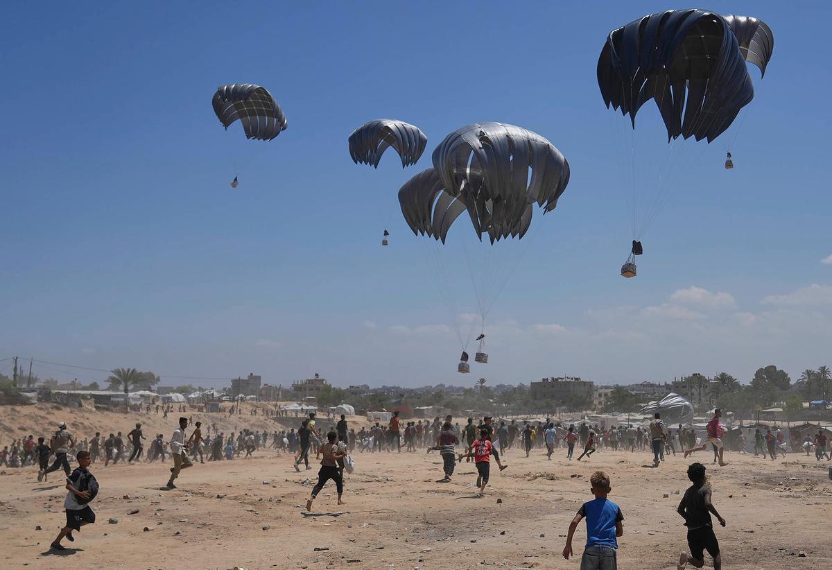 FOTO: Perjuangan Warga Gaza Berebut Bantuan dari Langit