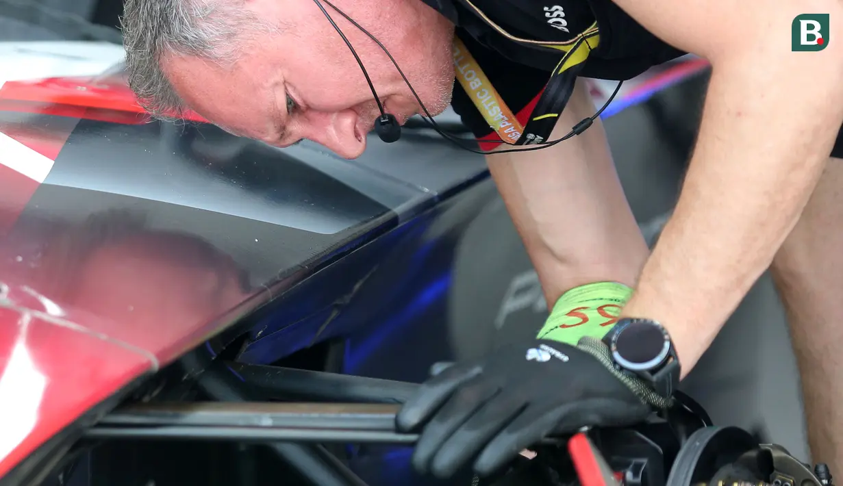 Kru mekanik Tag Heuer Porsche Formula E Team sedang mempersiapkan mobil Pascal Wehrlein sebelum melakukan latihan bebas tiga Jakarta E-Prix 2023 yang berlangsung di Jakarta International E-Prix Circuit (JIEC), Ancol, Jakarata, Minggu (04/06/2023).