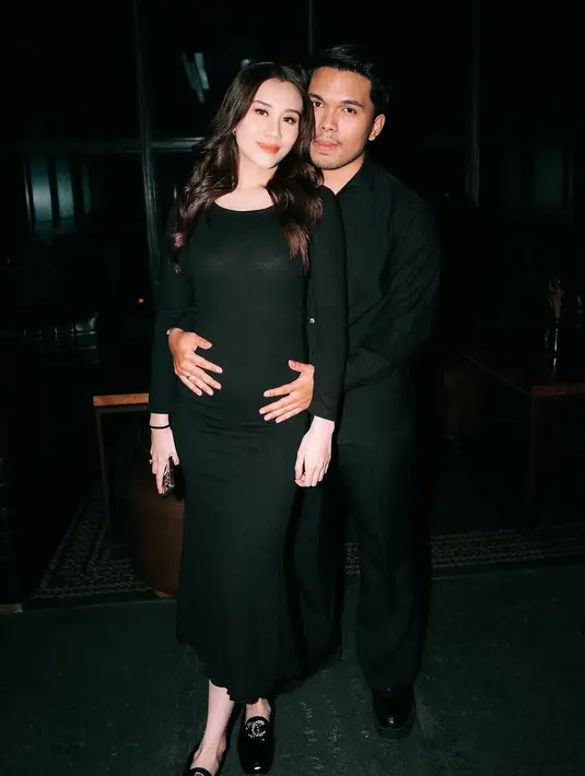 Saat merayakan ulang tahun sang suami, Aaliyah kembali tampil memukau dengan slim fit dress berwarna hitam. Potongan dress yang mengikuti bentuk tubuh ini semakin elegan dengan detail rok mermaid di bagian bawah. Siluet ini tidak hanya menonjolkan keindahan tubuh ibu hamil, tetapi juga memberikan kesan glamor yang tetap sederhana. [@aaliyah.massaid].