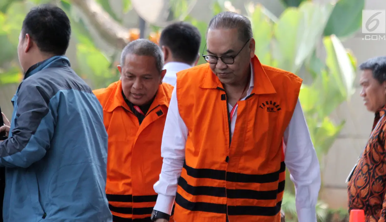 Tersangka selaku pemegang saham Blackgold Natural Resources Limited, Johannes Budisutrisno Kotjo tertunduk saat tiba di KPK, Jakarta, Rabu(15/8). Johannes diperiksa terkait proyek pembangunan PLTU Riau-1. (Merdeka.com/Dwi Narwoko)