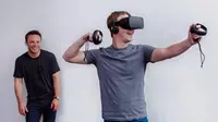 Mark Zuckerberg menggunakan Oculus Rift (sumber : techcrunch.com)