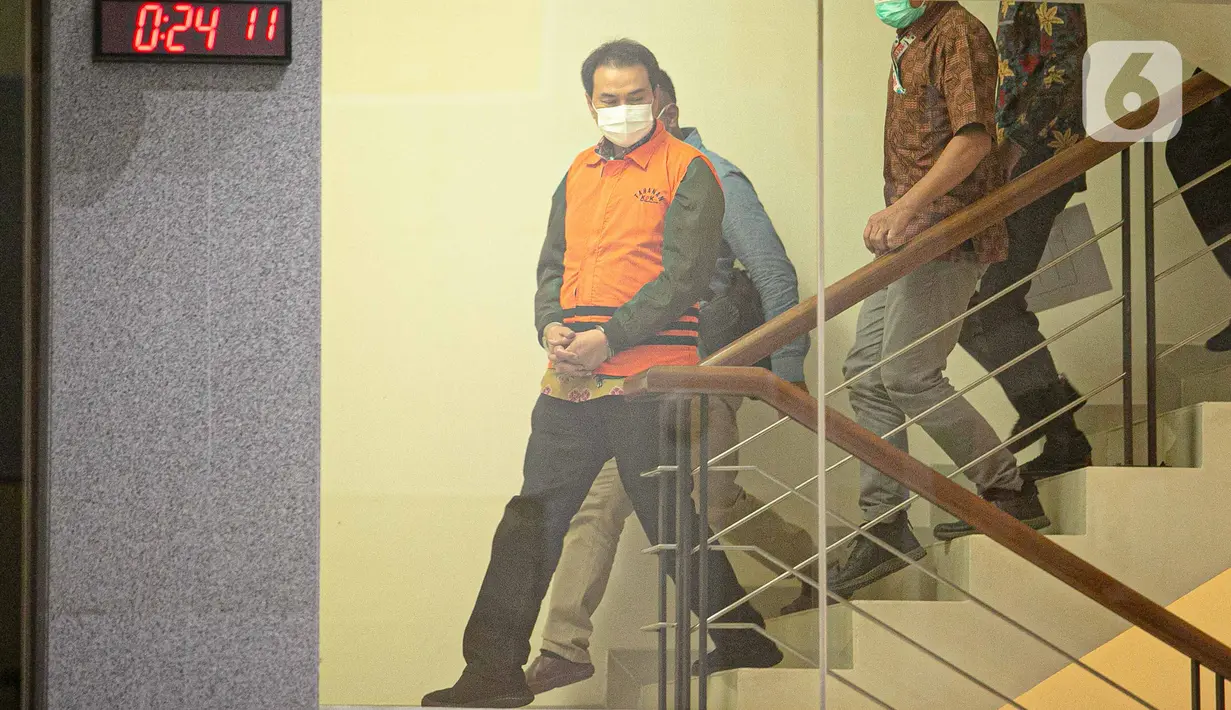 Wakil Ketua DPR Aziz Syamsuddin jelang rilis penetapan tersangka dan penahanan di Gedung KPK Jakarta, Sabtu (25/9/2021). Politisi Partai Golkar ini ditetapkan sebagai tersangka dan langsung ditahan KPK terkait kasus penanganan perkara di Kabupaten Lampung Tengah. (Liputan6.com/Faizal Fanani)