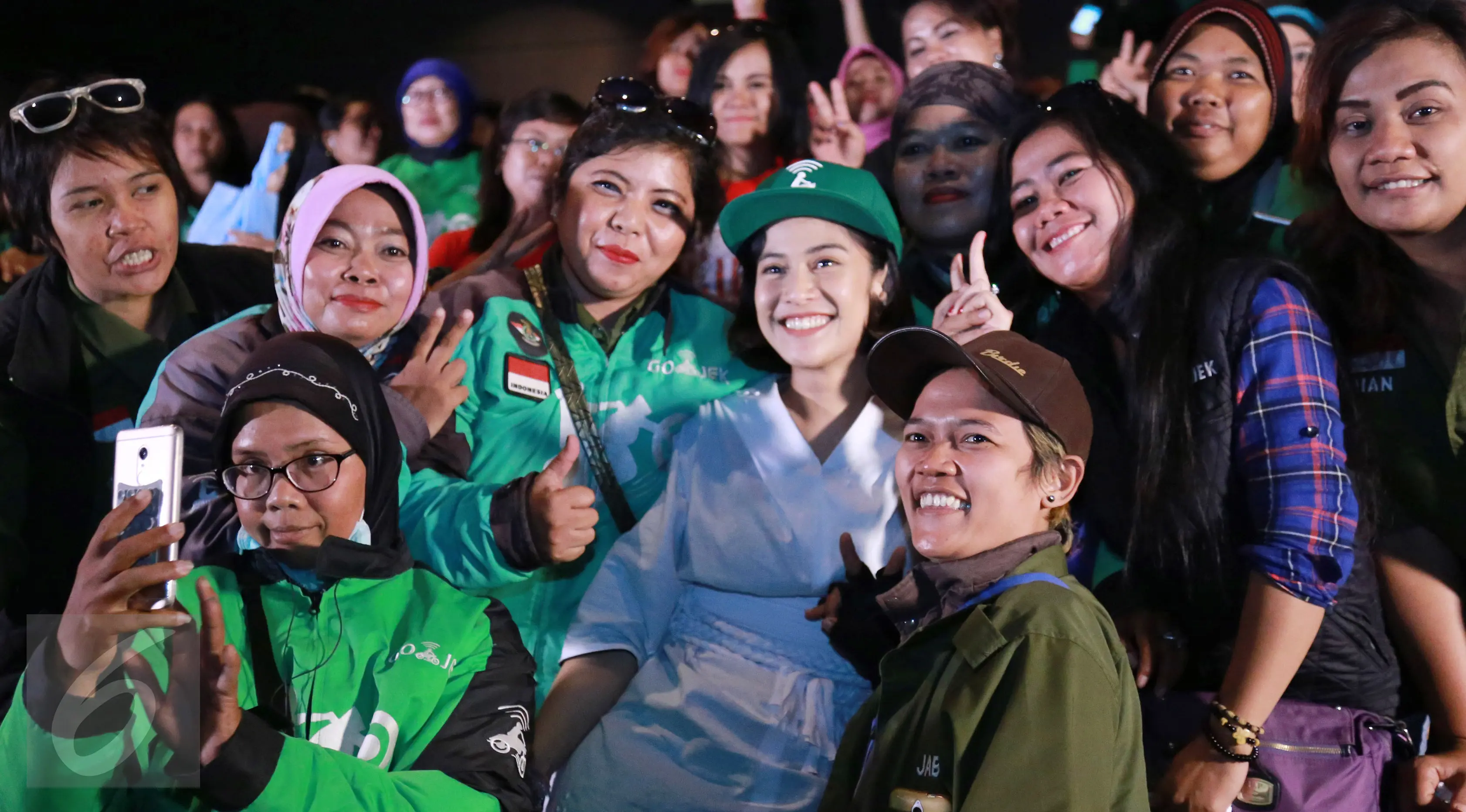 Artis Dian Sastrowardoyo swafoto dengan mitra GO-JEK dan GO-LIFE perempuan dalam screening film Kartini  di Jakarta, Selasa (11/04). Screening film ini digelar sebagai bentuk apresiasi GO-JEK terhadap para mitra perempuan berprestasi (Liputan6.com)