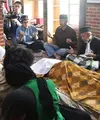 Kepergian Yon Koeswoyo menjadi duka dan luka bagi orang-orang terdekatnya. Terutama sanak keluarga dan para sahabat yang selama ini mengenal baik sosok Yon. (Bambang E.Ros/Bintang.com)